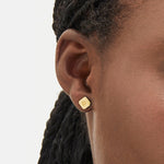 Liebeskind Berlin Ohrstecker in eckiger Form und der Farbe gold mit Icon Gravur; Tragebild