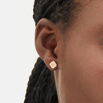 Liebeskind Berlin Ohrstecker in eckiger Form und der Farbe roségold mit Icon Gravur; Tragebild