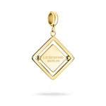 Goldener Liebeskind Berlin Charm mit drehbarem Plättchen, graviertem Wassermann-Zodiac-Symbol auf der einen und Logoschriftzug auf der anderen Seite; Produktbild
