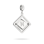 Silberner Liebeskind Berlin Charm mit drehbarem Plättchen, graviertem Fische-Zodiac-Symbol auf der einen und Logoschriftzug auf der anderen Seite; Produktbild