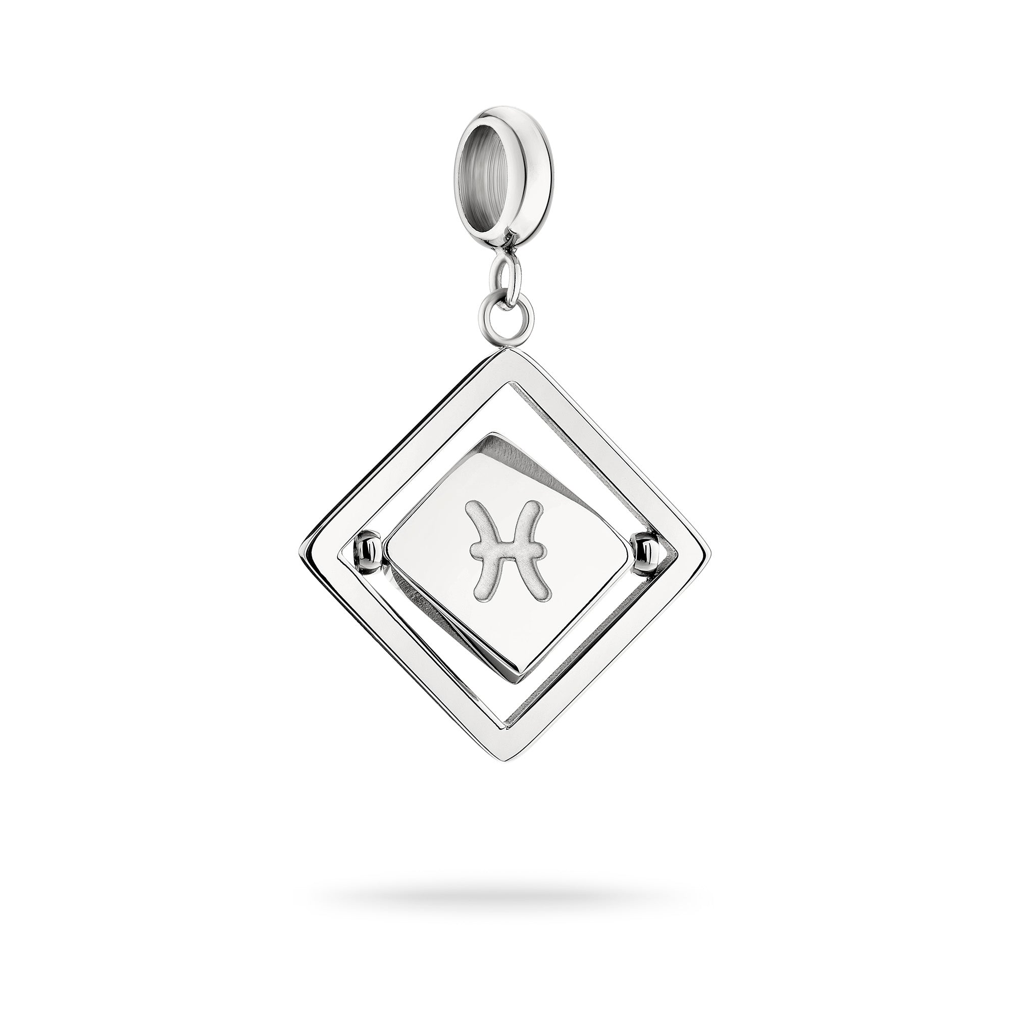 Silberner Liebeskind Berlin Charm mit drehbarem Plättchen, graviertem Fische-Zodiac-Symbol auf der einen und Logoschriftzug auf der anderen Seite; Produktbild