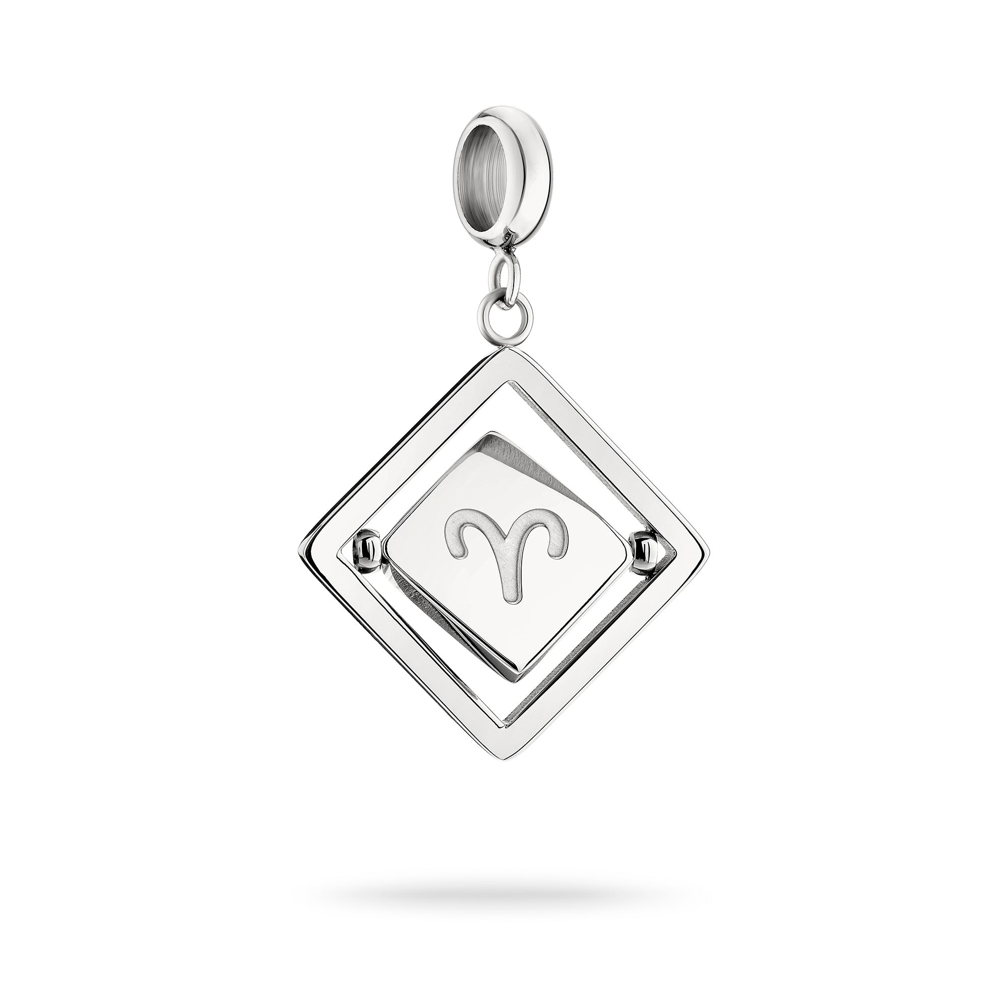 Silberner Liebeskind Berlin Charm mit drehbarem Plättchen, graviertem Widder-Zodiac-Symbol auf der einen und Logoschriftzug auf der anderen Seite; Produktbild