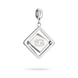 Silberner Liebeskind Berlin Charm mit drehbarem Plättchen, graviertem Krebs-Zodiac-Symbol auf der einen und Logoschriftzug auf der anderen Seite; Produktbild