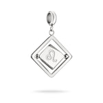 Silberner Liebeskind Berlin Charm mit drehbarem Plättchen, graviertem Löwe-Zodiac-Symbol auf der einen und Logoschriftzug auf der anderen Seite; Produktbild