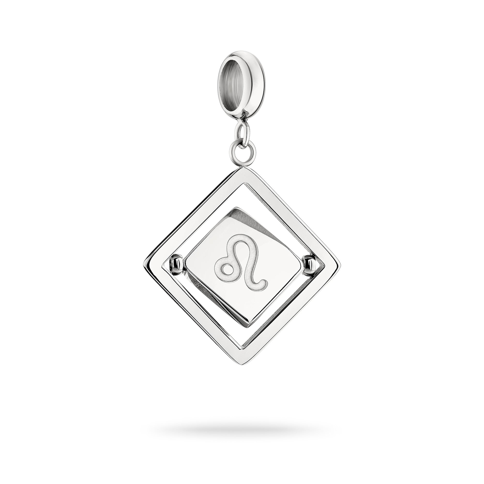 Silberner Liebeskind Berlin Charm mit drehbarem Plättchen, graviertem Löwe-Zodiac-Symbol auf der einen und Logoschriftzug auf der anderen Seite; Produktbild