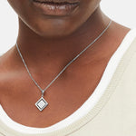 Silberner Liebeskind Berlin Charm mit drehbarem Plättchen, graviertem Jungfrau-Zodiac-Symbol auf der einen und Logoschriftzug auf der anderen Seite; Tragebild