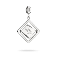 Silberner Liebeskind Berlin Charm mit drehbarem Plättchen, graviertem Steinbock-Zodiac-Symbol auf der einen und Logoschriftzug auf der anderen Seite; Produktbild