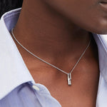 Liebeskind Berlin Halskette bestehend aus einer silbernen Ankerkette und einem silbernem Link Anhänger mit Zirkoniadetail; Tragebild