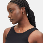 Liebeskind Berlin Halskette bestehend aus einer goldenen Ankerkette und einem goldenem Link Anhänger mit Zirkoniadetail; Tragebild