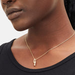 Liebeskind Berlin Halskette bestehend aus einer goldenen Ankerkette und einem goldenem Link Anhänger mit Zirkoniadetail; Tragebild