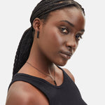 Liebeskind Berlin Halskette bestehend aus einer schwarzen Ankerkette und einem schwarzen Link Anhänger; Tragebild