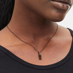 Liebeskind Berlin Halskette bestehend aus einer schwarzen Ankerkette und einem schwarzen Link Anhänger; Tragebild