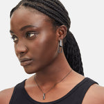 Liebeskind Berlin Halskette bestehend aus einer schwarzen Ankerkette und einem schwarzen Link Anhänger mit Zirkoniadetail; Tragebild