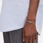 Liebeskind Berlin Armband bestehend einer silbernen, doppelten Ankerkette und einem mini Link Anhänger mit Zirkoniadetail; Tragebild