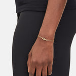 Liebeskind Berlin Armband bestehend einer goldenen, doppelten Ankerkette und einem mini Link Anhänger mit Zirkoniadetail; Tragebild