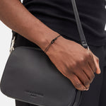 Liebeskind Berlin Armband bestehend einer schwarzen, doppelten Ankerkette und einem mini Link Anhänger; Tragebild