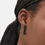 Liebeskind Berlin Ohrring bestehend aus einer schwarzen Creole mit Zirkoniadetail in Link Form und einem schwarzen, aushängbarem Link Ohrhänger mit Zirkoniadetail; Tragebild 