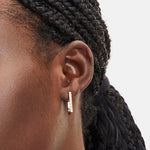 Goldene Liebeskind Berlin Creole in mini Link Form mit Zirkoniadetails; Tragebild