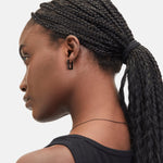 Schwarze Liebeskind Berlin Creole in mini Link Form mit schwarzen Zirkoniadetails; Tragebild