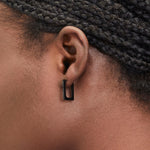 Schwarze Liebeskind Berlin Creole in mini Link Form mit schwarzen Zirkoniadetails; Tragebild