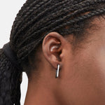 Schwarze Liebeskind Berlin Creole in mini Link Form mit Zirkoniadetails; Tragebild