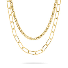 Zwei Goldketten von Liebeskind Berlin: das Halsketten-Set - The Layering, das sowohl kleine, enge Glieder als auch große, langgestreckte ovale Glieder aufweist.