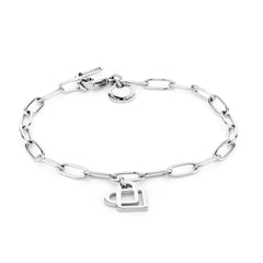 Das Liebeskind Berlin Armband besteht aus länglichen Silbergliedern, einem geometrischen Herzanhänger und einem kleinen runden Anhänger an der Schließe.