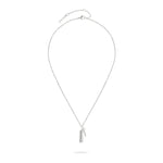 Die LIEBESKIND BERLIN Halskette - The Love Lock von Liebeskind Berlin mit zwei kleinen vertikalen Balkenanhängern an einer feinen Silberkette eignet sich perfekt als Geschenk und wird vor einem weißen Hintergrund gezeigt.