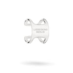 Der LIEBESKIND BERLIN Ear Cuff - The Secure Tag von Liebeskind Berlin hat ein silbernes Edelstahldesign mit Markengravur und ist auf weißem Hintergrund abgebildet.