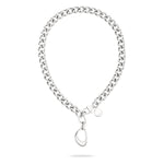 Die LIEBESKIND BERLIN Halskette - The Organic von Liebeskind Berlin ist eine klobige Gliederkette aus Edelstahl mit zwei kleinen Anhängern und einem tropfenförmigen Anhänger, der auf weißem Hintergrund abgebildet ist.