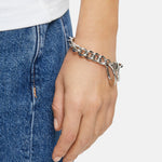 Eine Person trägt eine blaue Jeans und ein Liebeskind Berlin Armband - The Organic an ihrem Handgelenk.