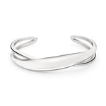 Der LIEBESKIND BERLIN Armreif - The Organic Twist zeichnet sich durch ein glattes, sich überlappendes, organisches Design mit offener Rückseite aus Edelstahl aus, das den charakteristischen Stil von Liebeskind Berlin auf weißem Hintergrund zeigt.