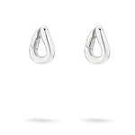 Ein Paar silberne tropfenförmige Creolen von Liebeskind Berlin auf weißem Hintergrund.