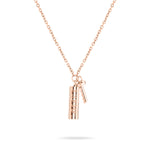 Die LIEBESKIND BERLIN Halskette - Love Lock in Roségold von Liebeskind Berlin mit zylindrischem Anhänger und kleinem Schlüsselanhänger eignet sich perfekt als Valentinstagsschmuck. Abgebildet auf einem weißen Hintergrund.