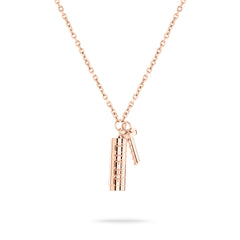 Die LIEBESKIND BERLIN Halskette - Love Lock in Roségold von Liebeskind Berlin mit zylindrischem Anhänger und kleinem Schlüsselanhänger eignet sich perfekt als Valentinstagsschmuck. Abgebildet auf einem weißen Hintergrund.