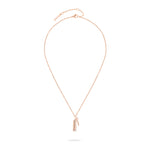 Die roségoldene LIEBESKIND BERLIN Halskette - Love Lock von Liebeskind Berlin zeigt eine zarte Kette mit drei vertikalen Balkenanhängern, ideal als Valentinstagsschmuck und auf weißem Hintergrund.