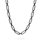 Die LIEBESKIND BERLIN Halskette - Two Chain von Liebeskind Berlin setzt mit ihren schwarzen, rechteckigen Gliedern einen auffälligen Akzent vor weißem Hintergrund und passt zu jedem Outfit.