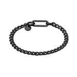 Das LIEBESKIND BERLIN Armband - Karabiner von Liebeskind Berlin ist mit einer schwarzen Kette, einem großen rechteckigen Verschluss und einem kleinen runden Anhänger ausgestattet - das perfekte trendige Accessoire für jede Schmucksammlung.