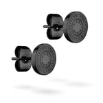 LIEBESKIND BERLIN Ohrstecker - Die Münze von Liebeskind Berlin, schwarz und rund mit eingravierten Details, abgebildet auf weißem Hintergrund.