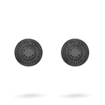 Zwei runde, schwarze Ohrstecker - The Coin von Liebeskind Berlin stehen auf weißem Grund und zeigen ihr filigranes Muster.