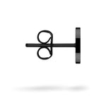 Seitenansicht eines einzelnen LIEBESKIND BERLIN Ohrsteckers - The Coin von Liebeskind Berlin, mit flacher runder Vorderseite und Schmetterlingsrückseite, dargestellt vor weißem Hintergrund.