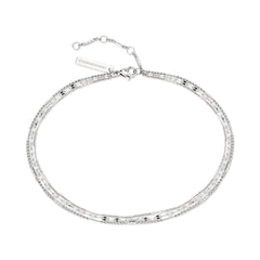Die LIEBESKIND BERLIN Fußkette - Sparkling With Layers von Liebeskind Berlin verfügt über zarte Lagenketten und einen verstellbaren Verschluss, der jedem Outfit einen Hauch von Eleganz verleiht.