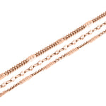 Die LIEBESKIND BERLIN Fußkette - Sparkling With Layers von Liebeskind Berlin zeichnet sich durch schichtweise angeordnete roségoldene Ketten mit einzigartigen Gliedermustern aus, die diagonal auf einem weißen Hintergrund für einen stilvollen Touch sorgen.