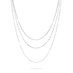 Die LIEBESKIND BERLIN Halskette - Sparkling With Layers von Liebeskind Berlin zeigt vier silberne Kettenlagen, die sich elegant in geschwungenen Linien vor einem schlichten weißen Hintergrund abzeichnen.