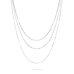 Die LIEBESKIND BERLIN Halskette - Sparkling With Layers von Liebeskind Berlin zeigt vier silberne Kettenlagen, die sich elegant in geschwungenen Linien vor einem schlichten weißen Hintergrund abzeichnen.