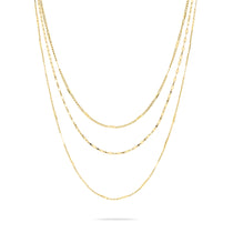 Die LIEBESKIND BERLIN Halskette - Sparkling With Layers von Liebeskind Berlin besteht aus vier eleganten Goldketten mit unterschiedlichen Gliedern, die auf einem weißen Hintergrund wunderschön zur Geltung kommen.