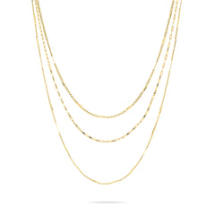 Die LIEBESKIND BERLIN Halskette - Sparkling With Layers von Liebeskind Berlin besteht aus vier eleganten Goldketten mit unterschiedlichen Gliedern, die auf einem weißen Hintergrund wunderschön zur Geltung kommen.