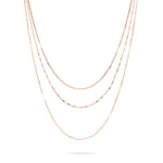 Die LIEBESKIND BERLIN Halskette - Sparkling With Layers von Liebeskind Berlin besteht aus drei zarten Ketten in Roségold, die auf weißem Grund elegant in Szene gesetzt werden.