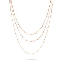 Die LIEBESKIND BERLIN Halskette - Sparkling With Layers von Liebeskind Berlin besteht aus drei zarten Ketten in Roségold, die auf weißem Grund elegant in Szene gesetzt werden.