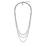 Dreilagige LIEBESKIND BERLIN Halskette - Sparkling With Layers von Liebeskind Berlin mit verstellbarem Verschluss, ein elegantes Schmuckstück auf weißem Hintergrund.